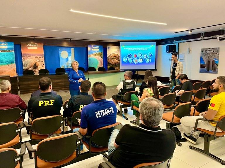 Encontro discute legislação do transporte turístico