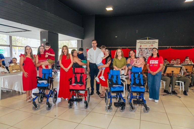 Primeira-dama da Paraíba e vice-governador entregam cadeiras de roda e órteses a crianças do Ipesq, em Campina Grande