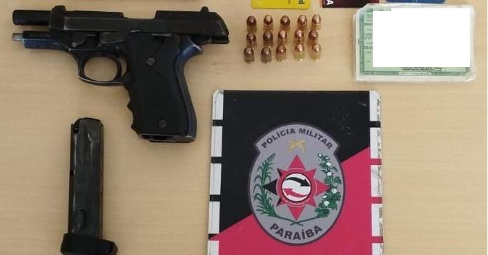 Mulher é flagrada com arma durante abordagem a carro na cidade de Uiraúna