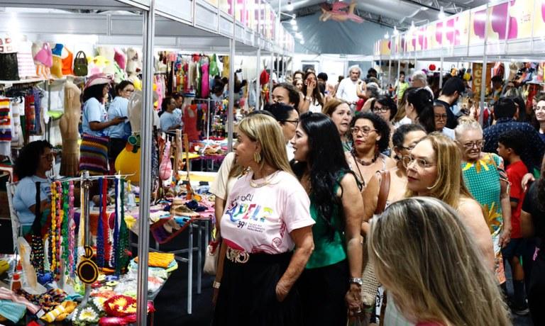 Primeira-dama do Estado visita Salão do Artesanato Paraibano e reforça compromissos do Governo com artesãos