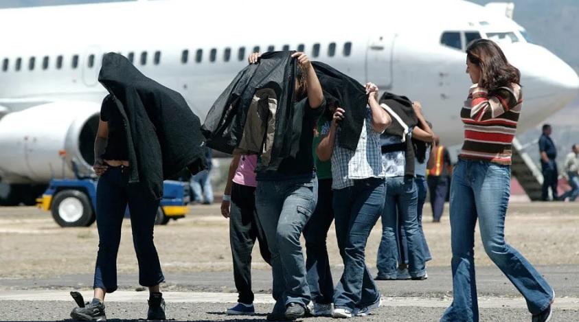 Voo com 88 brasileiros deportados dos EUA chega ao Brasil