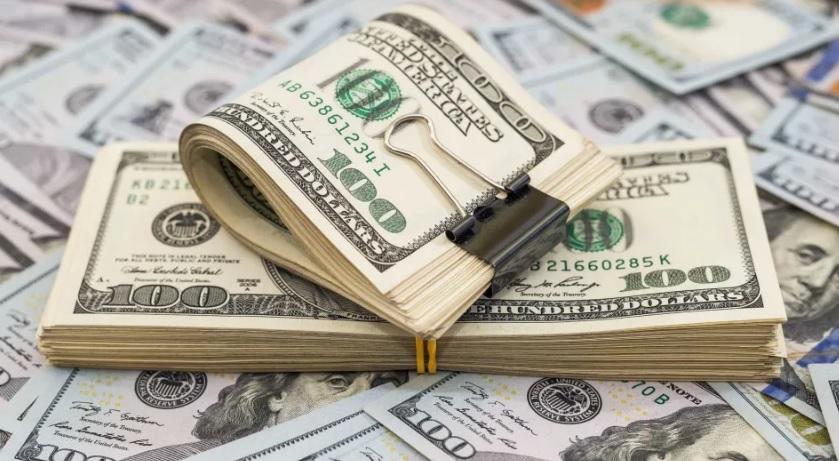 Dólar cai a R$ 5,7374 com alta de petróleo e Trump 'flexível' sobre tarifas; Galípolo é foco