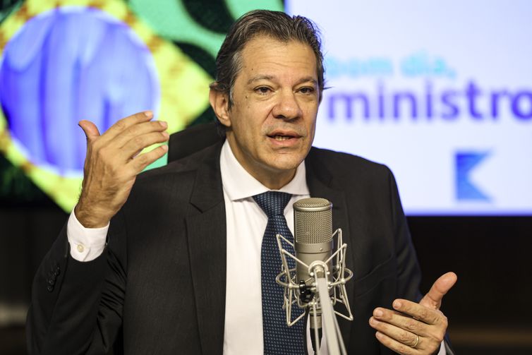 Consignado para CLT busca proteger trabalhador de juros, diz Haddad