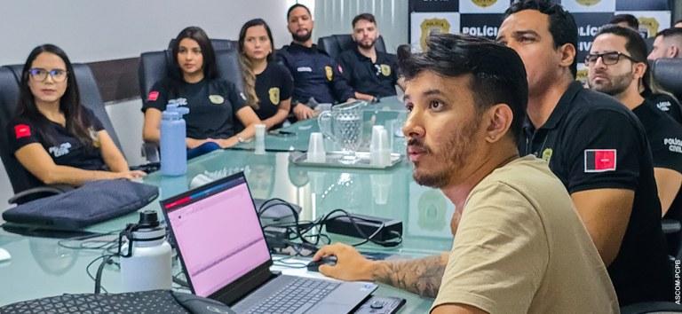 Policiais civis participam de treinamento nas investigações que localizam celulares roubados