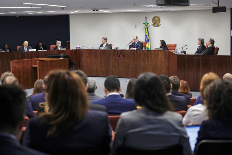 STF valida delação de Mauro Cid; julgamento será retomado amanhã