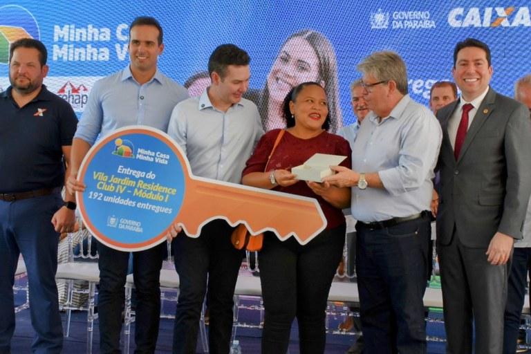 João Azevêdo e ministro Jader Filho entregam unidades habitacionais e autorizam construção de novas moradias em municípios da Paraíba
