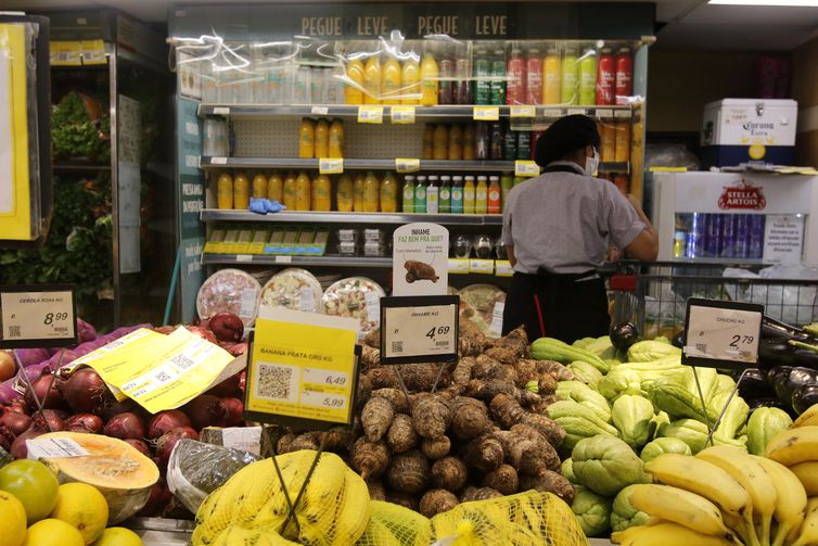 Contratos de trabalho por hora em supermercados aumentam precarização
