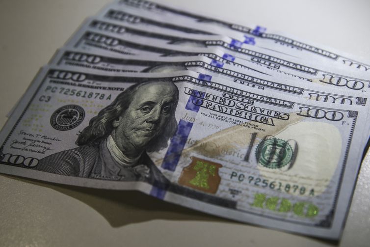 Dólar cai para R$ 5,66 após suspensão de tarifas de Trump