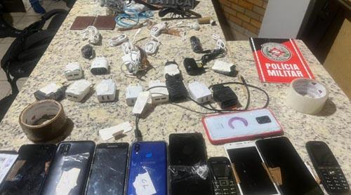 PM apreende materiais que seriam arremessados para dentro de presídio de Catolé do Rocha