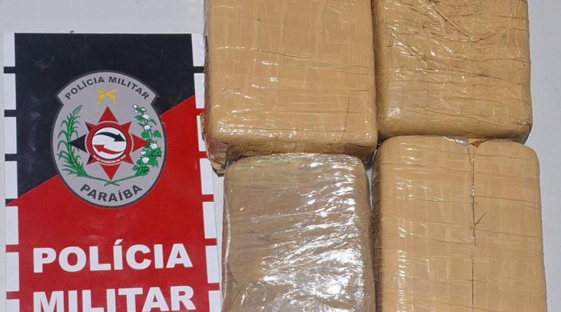 Polícia Militar aborda van e prende passageira transportando drogas no Sertão da Paraíba