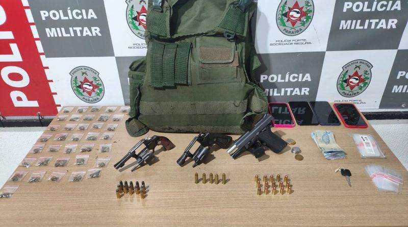 Polícia Militar apreende armas de fogo e recupera motocicleta roubada com dupla envolvida em grupo criminoso