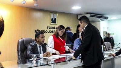 Vereadores registram o Dia do Assistente Social, Dia do Gari e aprovam 203 requerimentos na sessão desta quinta-feira