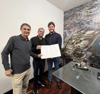 Prefeito Bruno transmite cargo a Alcindor Villarim e segue para missão oficial em Portugal