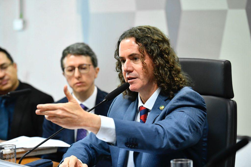 Veneziano afirma ter apoio de 140 prefeitos para reeleição ao Senado, incluindo membros do PSB
