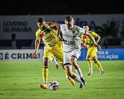 Botafogo-PB perde de virada para o Brusque e freia reação na Série C; jogo tem retorno de briga entre torcidas no Almeidão