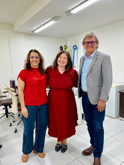 Com olhar atento, Vereadora Pâmela Vital dialoga sobre as demandas da comunidade rural em visita ao Instituto Nacional do Semiárido