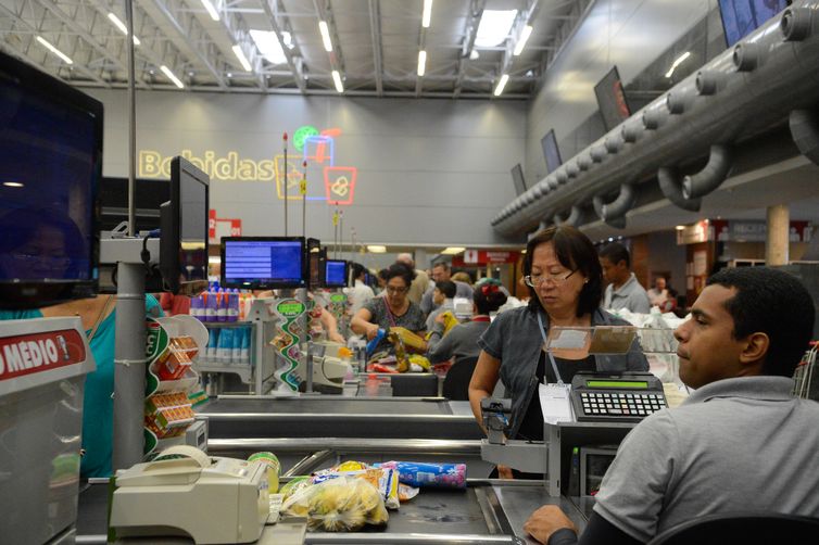 Consumo dos brasileiros cresce 2,63% no primeiro semestre
