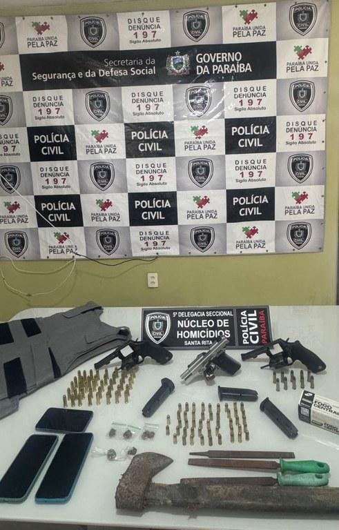 EM SANTA RITA: Polícia Civil prende três integrantes de facção criminosa e apreende armas e munições