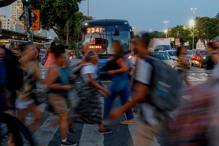 IBGE vai ajustar dados passados de desemprego; entenda o porquê