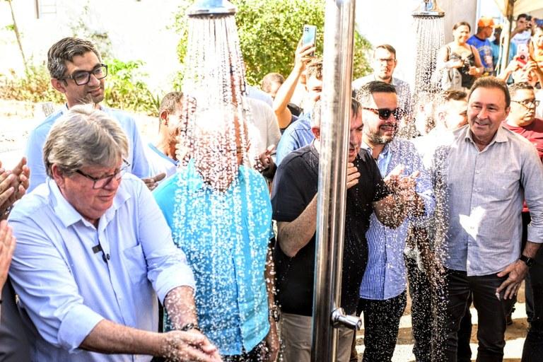 João Azevêdo entrega e inspeciona obras de abastecimento de água e infraestrutura rodoviária em Gurinhém, Ingá, Mogeiro e Salgado de São Félix