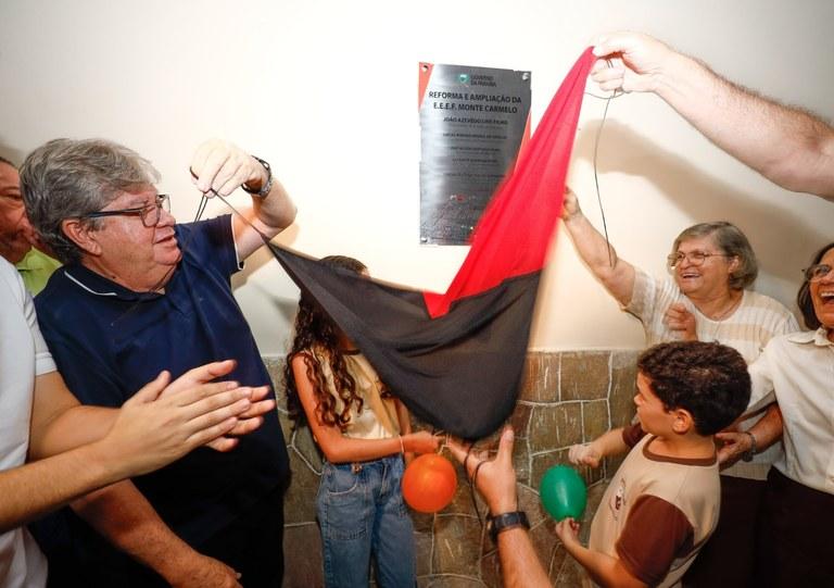 João Azevêdo entrega escola em Cajazeiras, celebra convênio com Uiraúna para assistência à saúde e inspeciona obra da PB-387