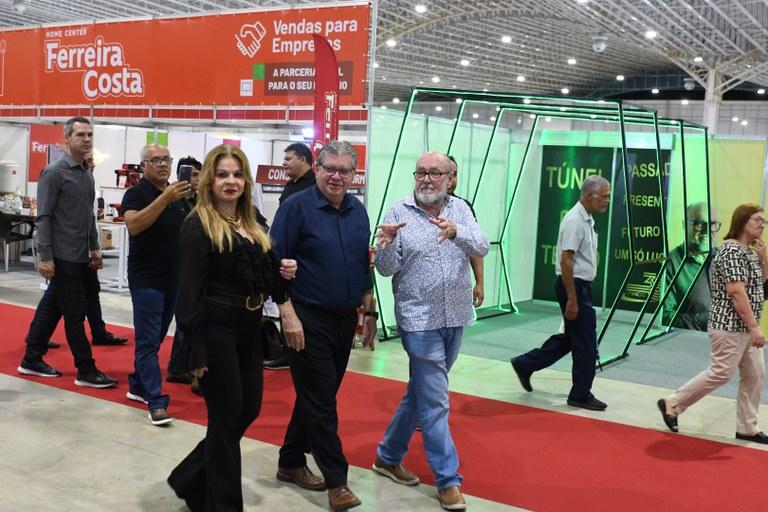 João Azevêdo visita Multifeira Brasil Mostra Brasil e destaca importância do evento para a movimentação da economia