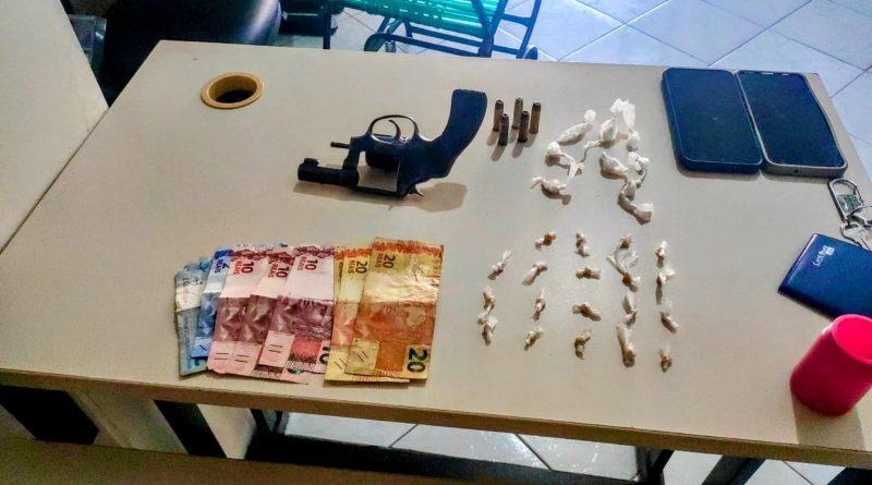 Polícia Militar apreende drogas e arma em São José de Piranhas