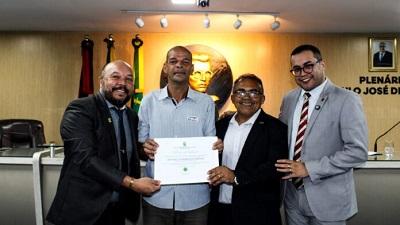 Câmara homenageia vigilante por ato de bravura e debate infraestrutura em bairros de Campina Grande