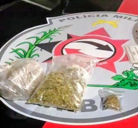 Dupla de moto é flagrada com drogas após tentar se esconder em uma parada de ônibus em CG