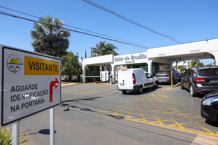 Moraes manda vistoriar carros e área externa da casa de Bolsonaro