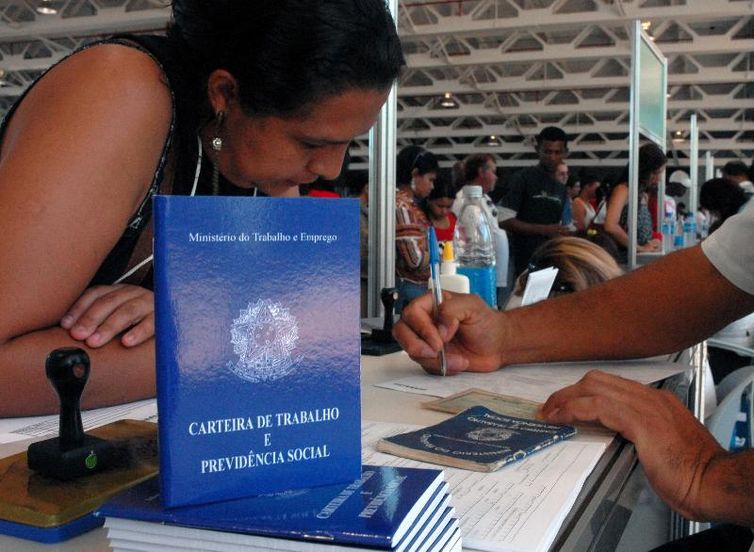 Número de pessoas em busca de emprego cai 21% no segundo trimestre