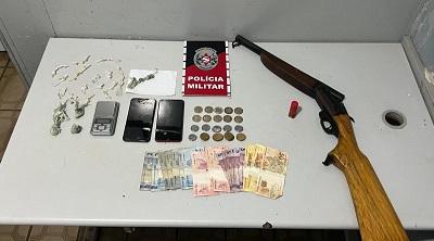 Polícia Militar apreende arma e drogas dentro de comunidade da cidade de Jacaraú