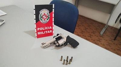 Polícia Militar prende suspeito com arma após denúncia anônima na cidade de Patos