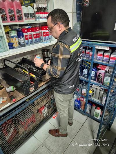 Procon de Campina Grande fiscaliza postos de combustíveis e faz apreensão de quase 400 produtos vencidos