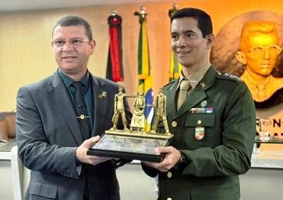 Vereador Dinho concede título de Cidadão Campinense ao Tenente-Coronel Campos no Dia do Soldado