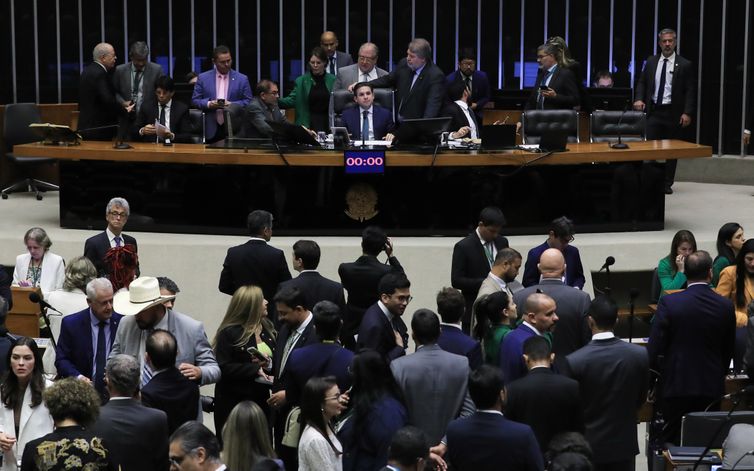 Câmara aprova texto que dificulta denúncia criminal contra parlamentar
