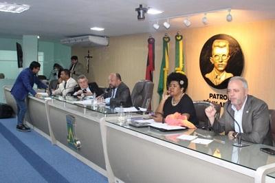 Câmara Municipal aprecia vetos do Executivo e entrega votos de aplauso