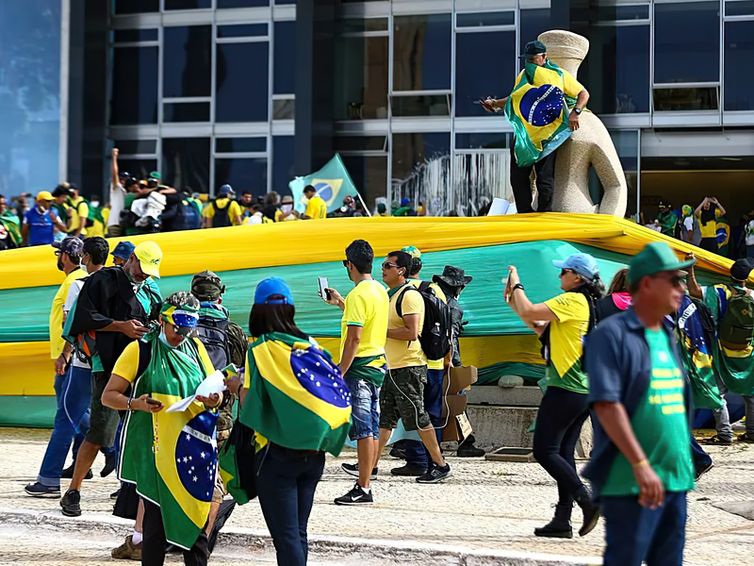 Cientista político vê onda bolsonarista enfraquecida após condenação