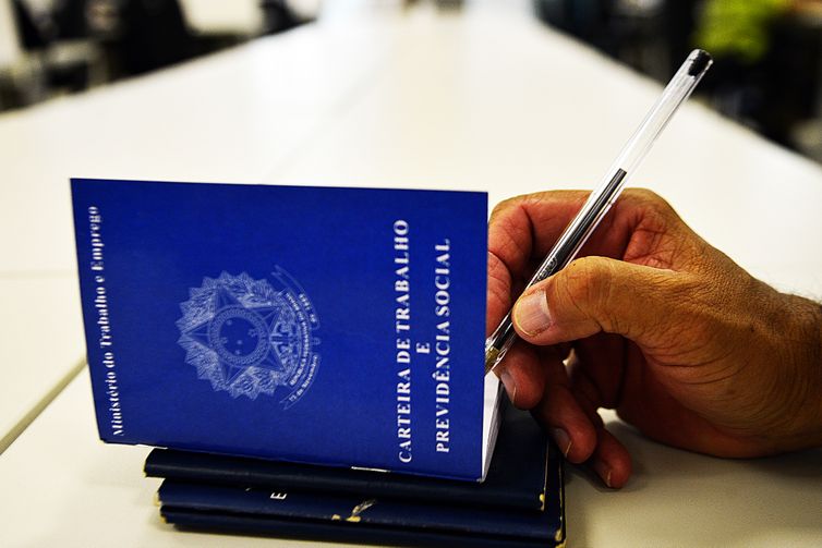 Desemprego recua para 5,6%, a menor taxa desde 2012, mostra IBGE