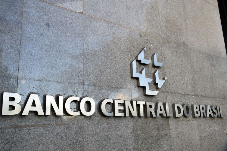 Projeções do mercado para inflação, PIB, Selic e dólar ficam estáveis