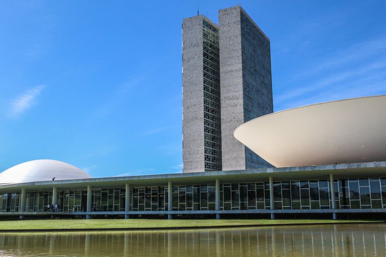 Projeto que susta regras de aborto legal em crianças avança na Câmara