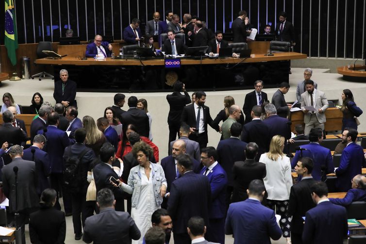 Câmara aumenta penas para crimes como extorsão e escudo humano