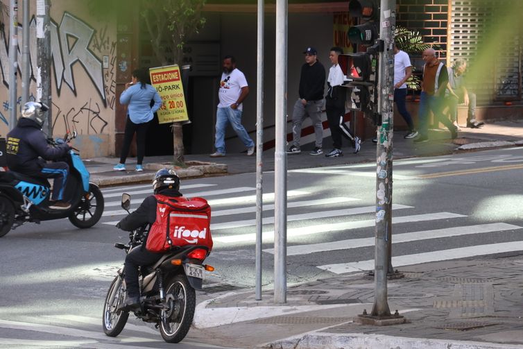 Fachin adia por 30 dias votação de vínculo entre motoristas e apps