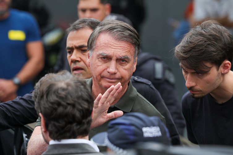 Moraes nega pedido da defesa e mantém prisão domiciliar de Bolsonaro 