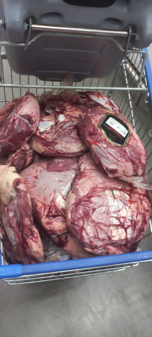 Procon-CG apreende em supermercado atacadista 90 quilos de carne bovina e 7,5 quilos de camarão fora do prazo de validade