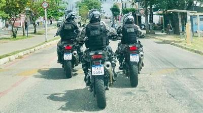 REINCIDÊNCIA: Acusados que já tinham passagem criminal são novamente presos com arma e moto adulterada