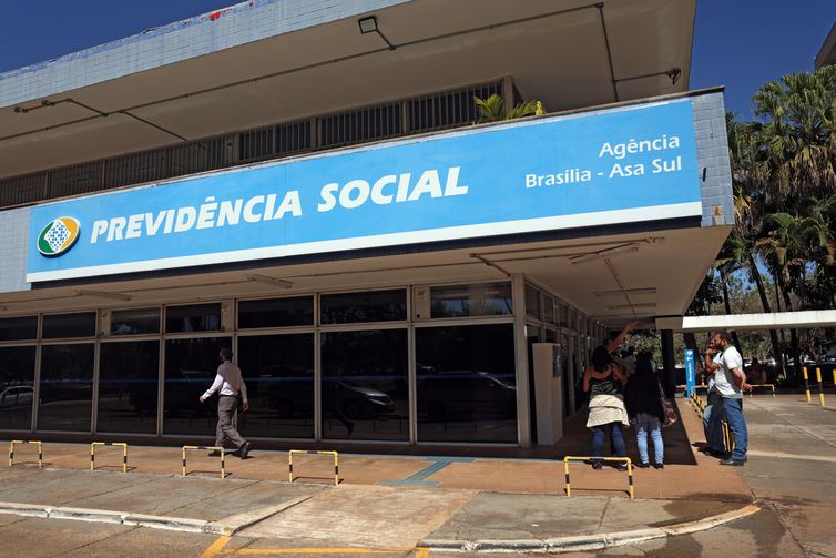 AGU entra com ações contra descontos irregulares em benefícios do INSS