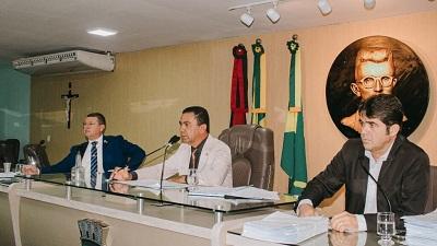 Câmara anuncia nova liderança da bancada governista e debate serviços públicos
