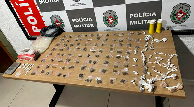 Com ajuda de cão farejador, PM apreende drogas em comunidade na zona sul de João Pessoa