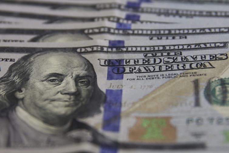 Dólar sobe para R$ 5,33 com espera de dados econômicos nos EUA